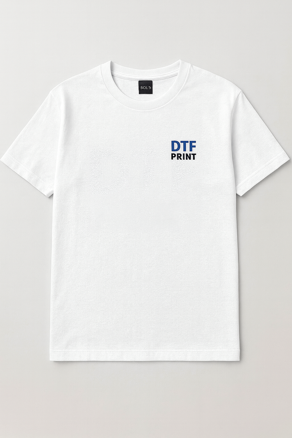 Hvid T-shirt med DTF logo tryk på bryst (9x9 cm)