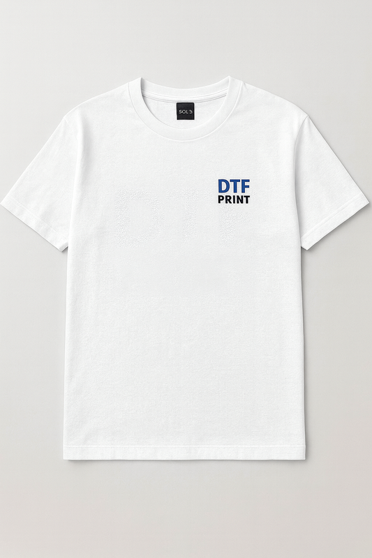 Hvid T-shirt med DTF logo tryk på bryst (9x9 cm)